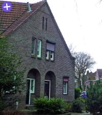 Bijzonder metselwerk rond de voordeur en boven de ramen