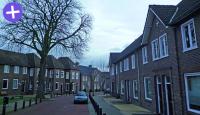 Straten waarbij de woningen aan de weg staan, zonder voortuinen