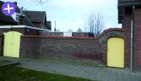 Tuinmuren grenzend aan de openbare ruimte, fraai metselwerk en ronde poorten