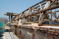 Op basis van een gedegen bouwhistorisch onderzoek is enige tijd geleden de middeleeuwse kapconstructie van het Arsenaal hersteld.