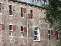 Het Arsenaal is gerestaureerd. Hierbij is zorgvuldig en terughoudend te werk gegaan. Sporen van de eeuwenlange bouw- en gebruiksgeschiedenis zijn niet ?weggepoetst? en zoveel mogelijk van het bestaande materiaal is behouden.