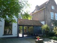 Deze panden aan de Veerpoortstraat zijn bijzondere monumenten mede vanwege de grote historische gelaagdheid. Verschillende bouwfasen dragen bij aan de huidige verschijningsvorm. Zo is aan het linker pand een eigentijdse tuinkamer toegevoegd, die als een nieuw hoofdstuk in de bouwgeschiedenis van dit pand kan worden beschouwd.