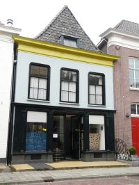 Dit pand aan de Koepoortstraat heeft een spannende kleurstelling. De kleuren zijn geïnspireerd op de oorspronkelijke kleuren, die enkele jaren geleden bij een kleurenonderzoek aan het licht zijn gekomen. Er is niet volledig terug gegaan naar de oorspronkelijke kleuren, omdat die iets té opvallend waren en slecht pasten in het huidige straatbeeld. Hoe dan ook vormt het verfpakket op onze monumenten soms een inspirerend kleurenarchief!