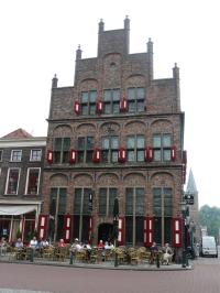 De Waag heeft vanwege zijn horecafunctie te maken met eisen op het gebied van geluidsisolatie. Gekozen is voor de toepassing van achterzetramen aan de binnenzijde. De bestaande glas-in-loodramen konden hierdoor behouden blijven.