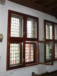 De Waag heeft vanwege zijn horecafunctie te maken met eisen op het gebied van geluidsisolatie. Gekozen is voor de toepassing van achterzetramen aan de binnenzijde. De bestaande glas-in-loodramen konden hierdoor behouden blijven.