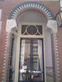 Detaillering verwijst naar vroeger gebruik van het pand als rijwielhandel.