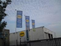 Drie vlaggen per bedrijfspand