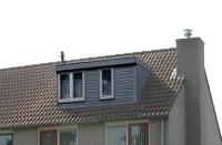 Niet passend door afwijkend materiaal- en kleurgebruik.