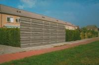 Niet passend door hoogte en geen afstemming van het materiaal- en kleurgebruik.