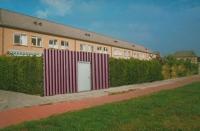 Niet passend door een afwijkend materiaal- en kleurgebruik.