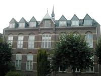 Opvallend en afwijkend grootschalig pand aan het Sint Maartenshof te Puiflijk.