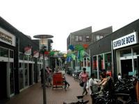 De nieuwe smalle Marktpassage met winkels opgetrokken in opvallende donkergrijze baksteen.