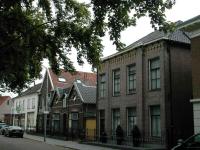 Zeer diverse bebouwing zowel qua bouwmassa en -hoogte als in het materiaal- en kleurgebruik.