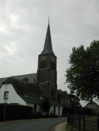 Zicht op de RK Kerk van Horssen, een beeldbepalend element in de historische kern.