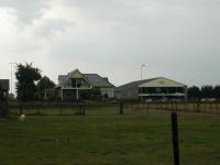 Karakteristiek voor de lintbebouwing is de menging van verschillende functies, hier bij Molenhoek.