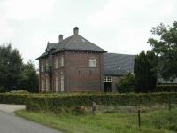 Langs de linten staan meerdere cultuurhistorische waardevolle T-boerderijen.