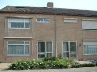 Naast elkaar gelegen woningen met een gespiegelde gevelindeling zorgen voor een sterke ritmiek.