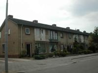 Woningrij met aangehangen balkons.