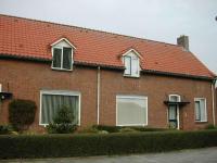 Sobere gevelindeling en kleine dakkapellen.