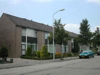 Wederopbouwarchitectuur met prefab gevelpui.