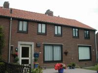 Verbijzondering door als detail een natuurstenen deurlijst.