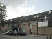 Aaneengesloten woningbouw vormt een duidelijke gevelwand bij de onderwijsvoorzieningen aan de Langstuk.