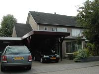 Twee-onder-een-kap woningen geschakeld met zowel garage als carport.