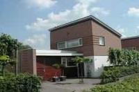 Opvallende plint door de witte begane grondlaag aan de Roodhekkenpas.