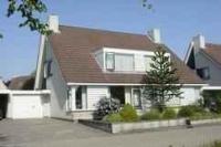 Woning Elshof met dakvlakken die doorlopen over de eerste verdieping.