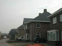 Ondanks de verspringende rooilijn zorgt de bebouwing voor een harde rand naar het buitengebied toe.