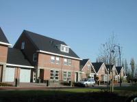 De geschakeld woningen zorgen voor een accent door schaal en de kap in de dwarsrichting.
