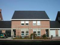 De bebouwing is opgetrokken in moderne architectuur, met details zoals een donkere plint, pilaren en banden over de gevel.