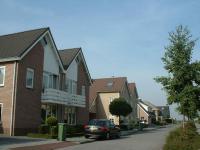 Twee-onder-een-kap en vrijstaande woningen met een duidelijk onderscheid tussen openbaar en prive.