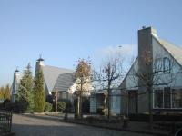 Individuele villa-achtige bebouwing waarbij, door de gelijke vormgeving, sprake is van een sterke samenhang.