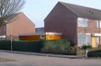 Niet passend door afwijkend kleur- en materiaalgebruik.