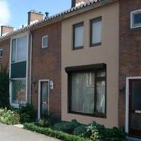 Niet passend door afwijkend materiaal- en kleurgebruik.