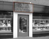 Reclames in winkelgebieden of op winkels en caf&eacute;'s e.d. in woongebieden