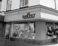 Reclames in winkelgebieden of op winkels en caf&eacute;'s e.d. in woongebieden