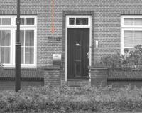 Bedrijf aan huis - bescheiden en geplaatst naast de entree