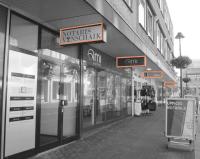 Haaks op de gevel onder de luifel