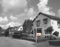 Vrijstaand bordje bij de inrit