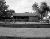 Rechthoekige vorm, uitgevoerd in hout en afgedekt met kap