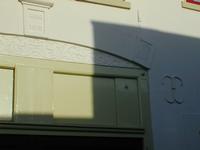 In de beleving van de gevel (de huis van het gebouw) spelen materiaal, textuur, kleur en licht een cruciale rol