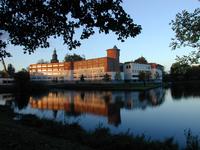 Het gerechtsgebouw in Zutphen roept door de enigszins strenge gevelopbouw, de degelijke onderverdeling in plint, opbouw en beëindiging en de plaatsing van de toren aan het water (bastion) associaties op met de gerechtsfunctie.